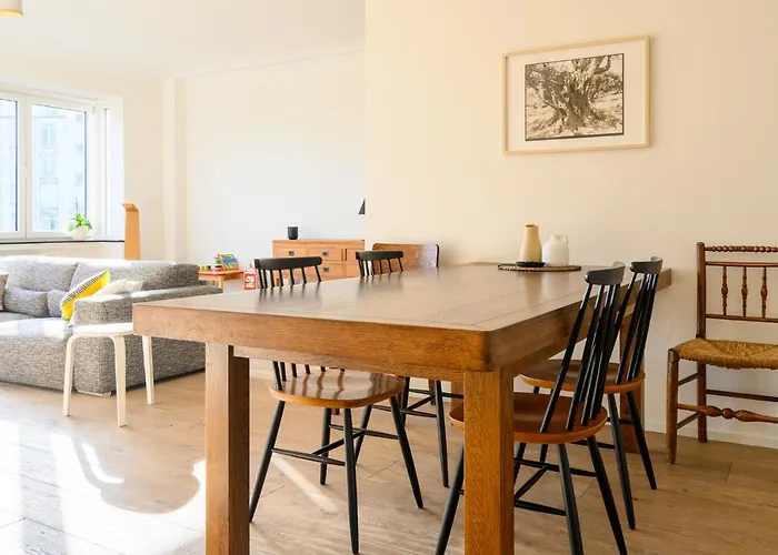 Stylish And Spacious City Center Apartment