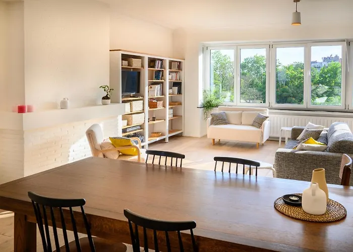 Stylish And Spacious City Center Apartment
